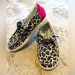New with Tags! Girls Hey Dude leopard/pink size 2